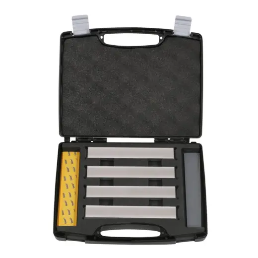 Kufřík s komponenty pro dokončení ostří po diamantech grit 1000. Obsahuje 2 páry prázdných duralových kamenů, 16x oboustranný lepící výsek, 16x brusné výseky SiC (8x1500 grit, 8x2000 grit).